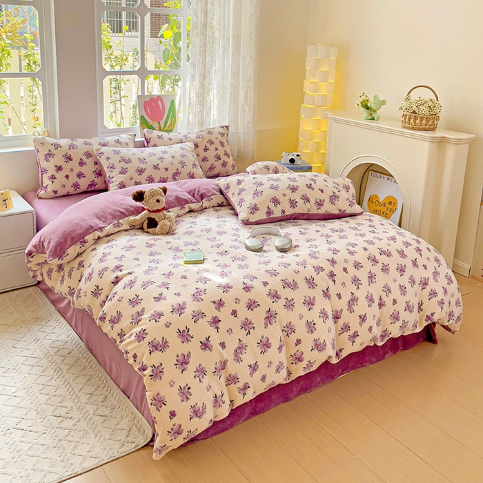 91家纺网 家纺一手货源 找家纺 暖芯优选 2025新款小清新加厚高克重牛奶绒四件套直播热款电商热款 江南溪暮