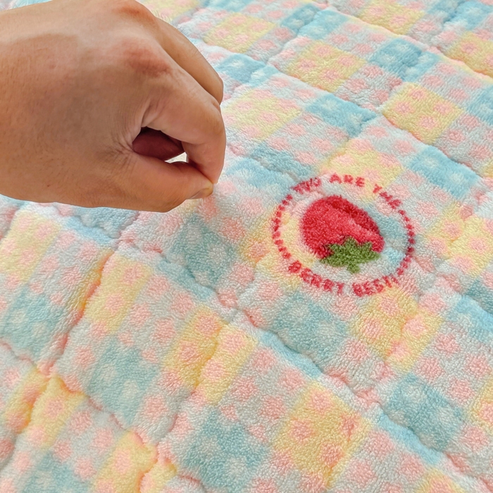 91家纺网 家纺一手货源 找家纺 澜妃 2025新款高克重牛奶绒可爱系床褥床护垫CHD CHD-草莓软心