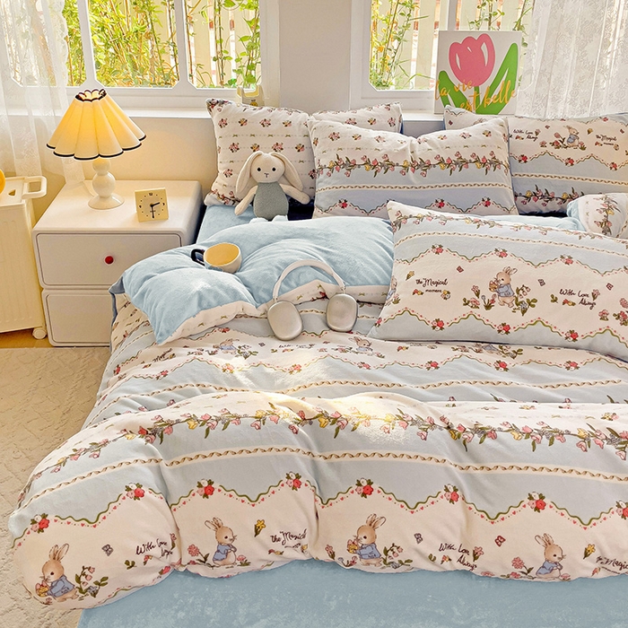 91家纺网 家纺一手货源 找家纺 暖芯优选 2025新款小清新加厚高克重牛奶绒四件套直播热款电商热款 蓝色小兔