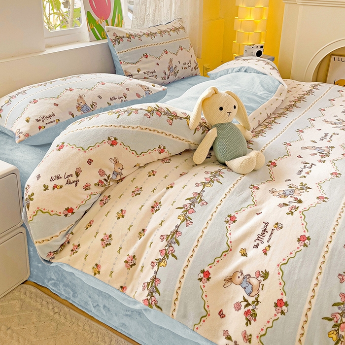 91家纺网 家纺一手货源 找家纺 暖芯优选 2025新款小清新加厚高克重牛奶绒四件套直播热款电商热款 蓝色小兔