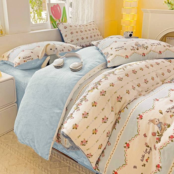 91家纺网 家纺一手货源 找家纺 暖芯优选 2025新款小清新加厚高克重牛奶绒四件套直播热款电商热款 蓝色小兔