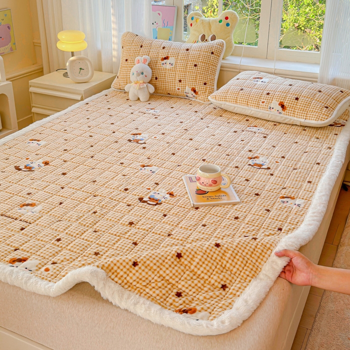 91家纺网 家纺一手货源 找家纺 澜妃 2025新款高克重牛奶绒可爱系床褥床护垫CHD CHD-可可猫星