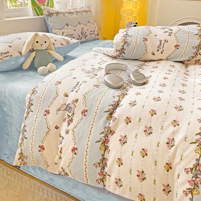 91家纺网 家纺一手货源 找家纺 暖芯优选 2025新款小清新加厚高克重牛奶绒四件套直播热款电商热款 蓝色小兔