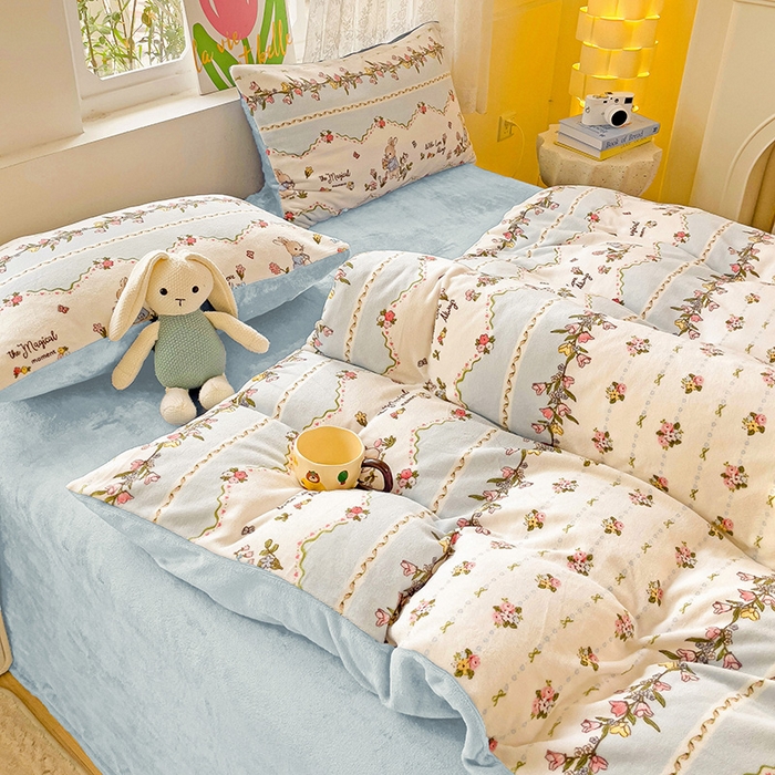 91家纺网 家纺一手货源 找家纺 暖芯优选 2025新款小清新加厚高克重牛奶绒四件套直播热款电商热款 蓝色小兔