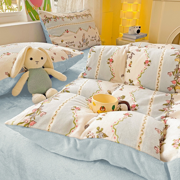 91家纺网 家纺一手货源 找家纺 暖芯优选 2025新款小清新加厚高克重牛奶绒四件套直播热款电商热款 蓝色小兔