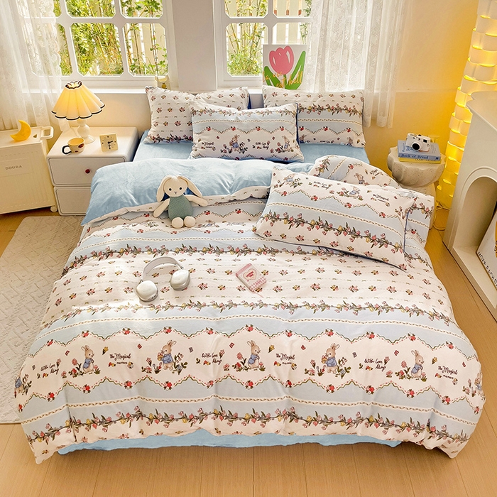 91家纺网 家纺一手货源 找家纺 暖芯优选 2025新款小清新加厚高克重牛奶绒四件套直播热款电商热款 蓝色小兔