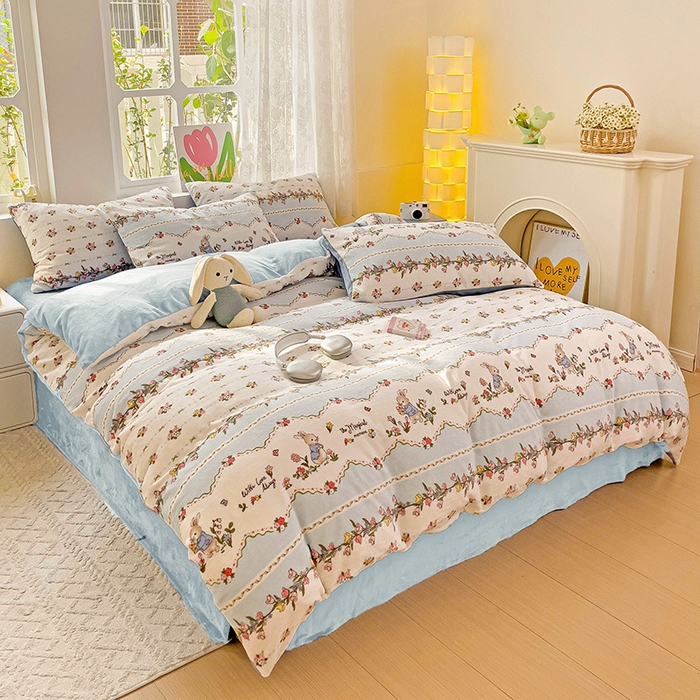 91家纺网 家纺一手货源 找家纺 暖芯优选 2025新款小清新加厚高克重牛奶绒四件套直播热款电商热款 蓝色小兔