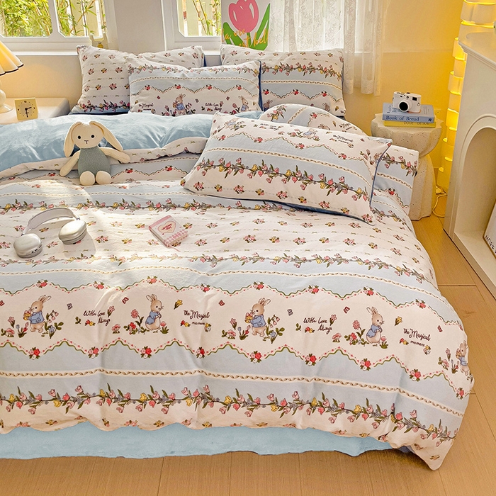 91家纺网 家纺一手货源 找家纺 暖芯优选 2025新款小清新加厚高克重牛奶绒四件套直播热款电商热款 蓝色小兔