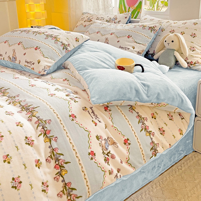 91家纺网 家纺一手货源 找家纺 暖芯优选 2025新款小清新加厚高克重牛奶绒四件套直播热款电商热款 蓝色小兔