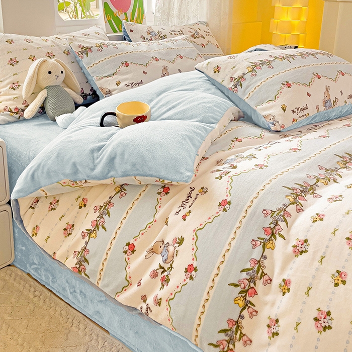 91家纺网 家纺一手货源 找家纺 暖芯优选 2025新款小清新加厚高克重牛奶绒四件套直播热款电商热款 蓝色小兔