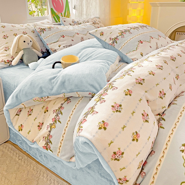 91家纺网 家纺一手货源 找家纺 暖芯优选 2025新款小清新加厚高克重牛奶绒四件套直播热款电商热款 蓝色小兔