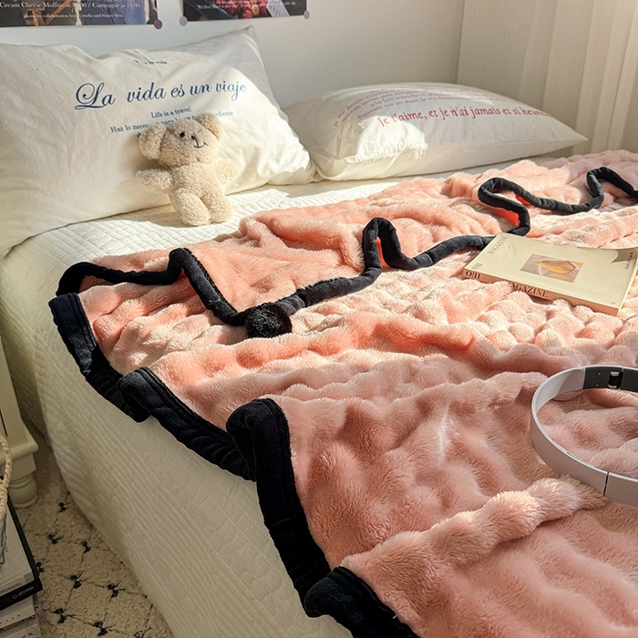 91家纺网 家纺一手货源 找家纺 小叮当家纺仓储工厂店 2025新款简约泡泡绒黑球包边毛毯毯子午睡毯 泡泡-粉