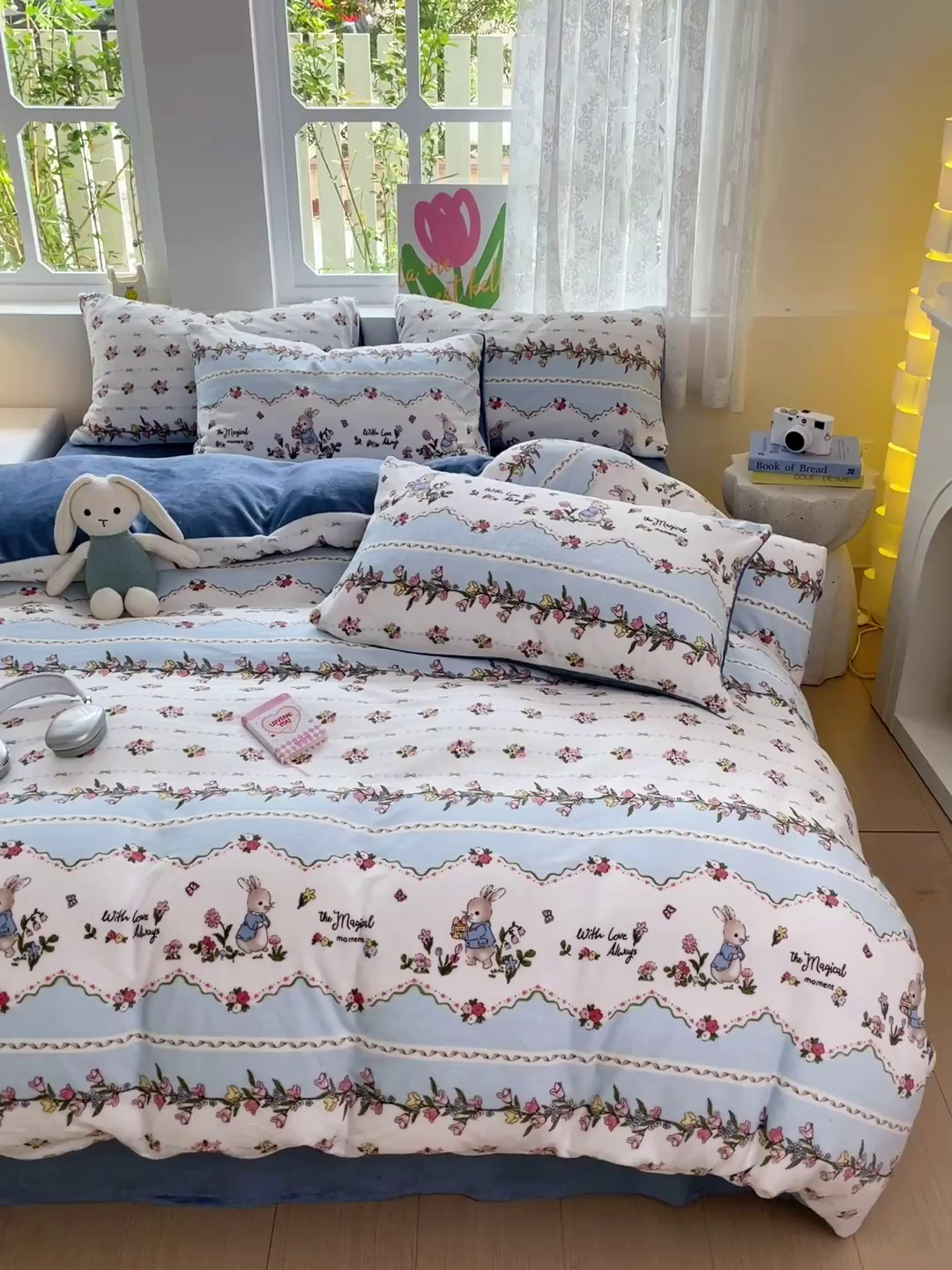 91家纺网 家纺一手货源 找家纺 暖芯优选 2025新款小清新加厚高克重牛奶绒四件套直播热款电商热款 蓝色小兔