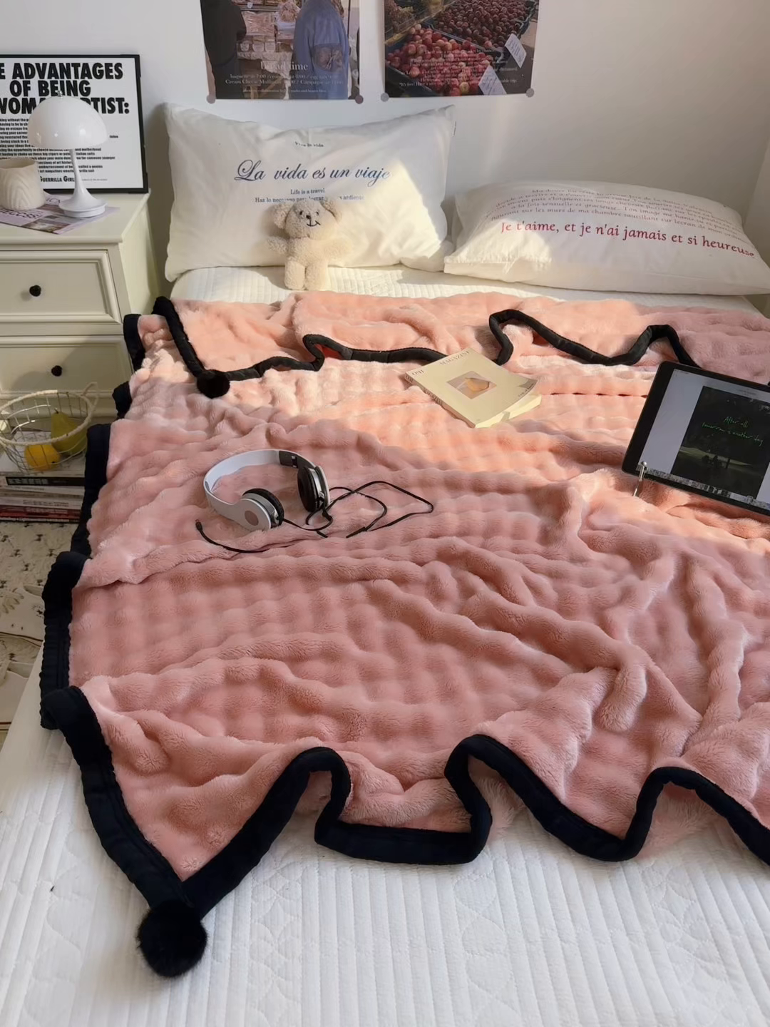 91家纺网 家纺一手货源 找家纺 小叮当家纺仓储工厂店 2025新款简约泡泡绒黑球包边毛毯毯子午睡毯 泡泡-粉