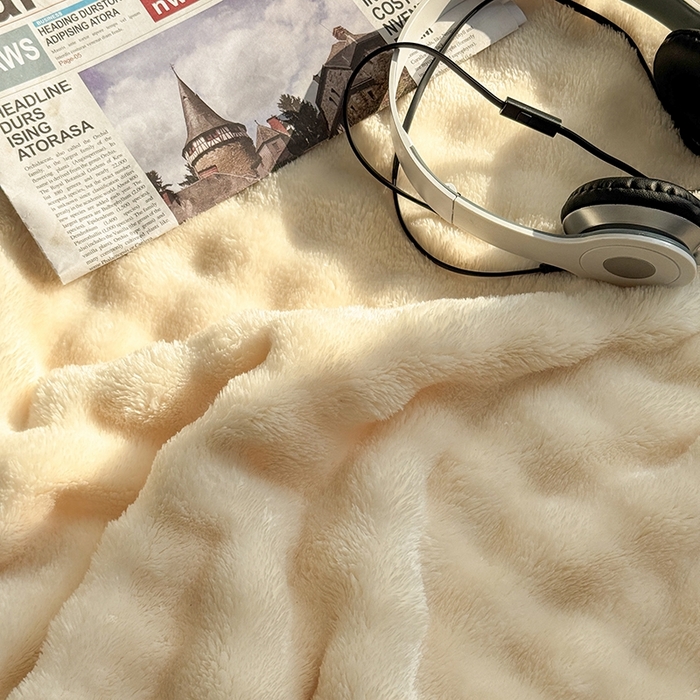 91家纺网 家纺一手货源 找家纺 小叮当家纺仓储工厂店 2025新款简约泡泡绒黑球包边毛毯毯子午睡毯 泡泡-米