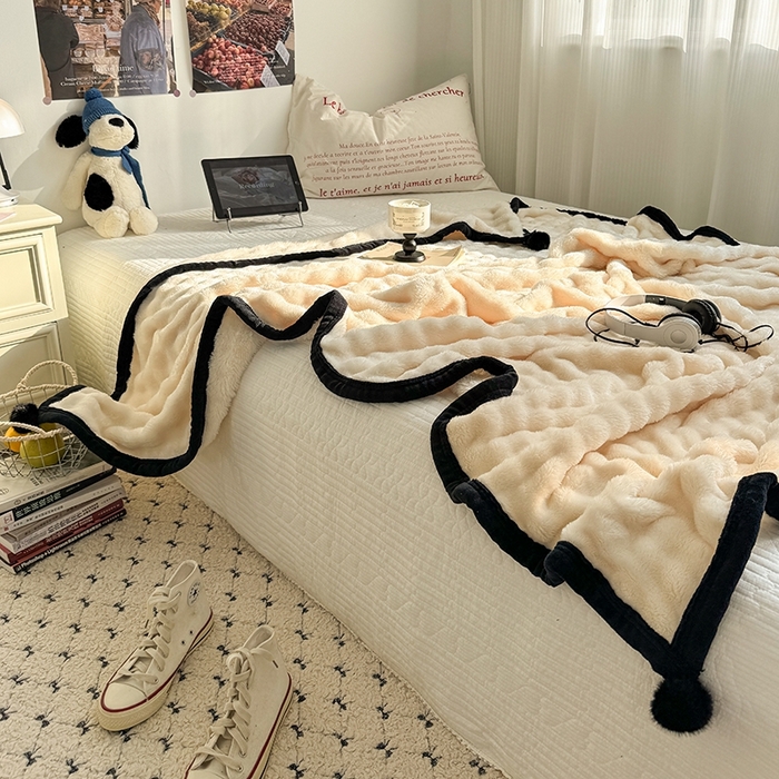 91家纺网 家纺一手货源 找家纺 小叮当家纺仓储工厂店 2025新款简约泡泡绒黑球包边毛毯毯子午睡毯 泡泡-米