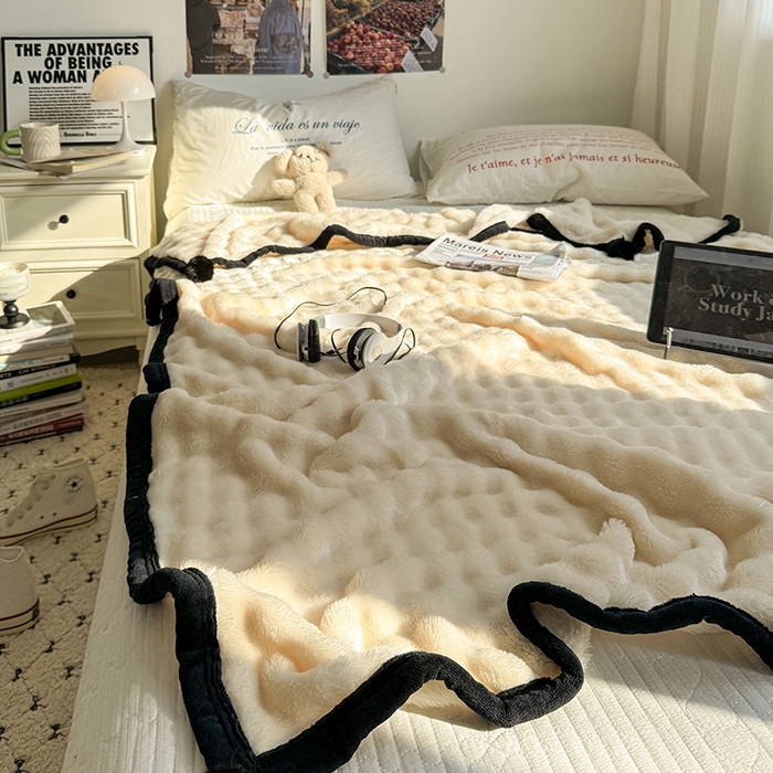 91家纺网 家纺一手货源 找家纺 小叮当家纺仓储工厂店 2025新款简约泡泡绒黑球包边毛毯毯子午睡毯 泡泡-米