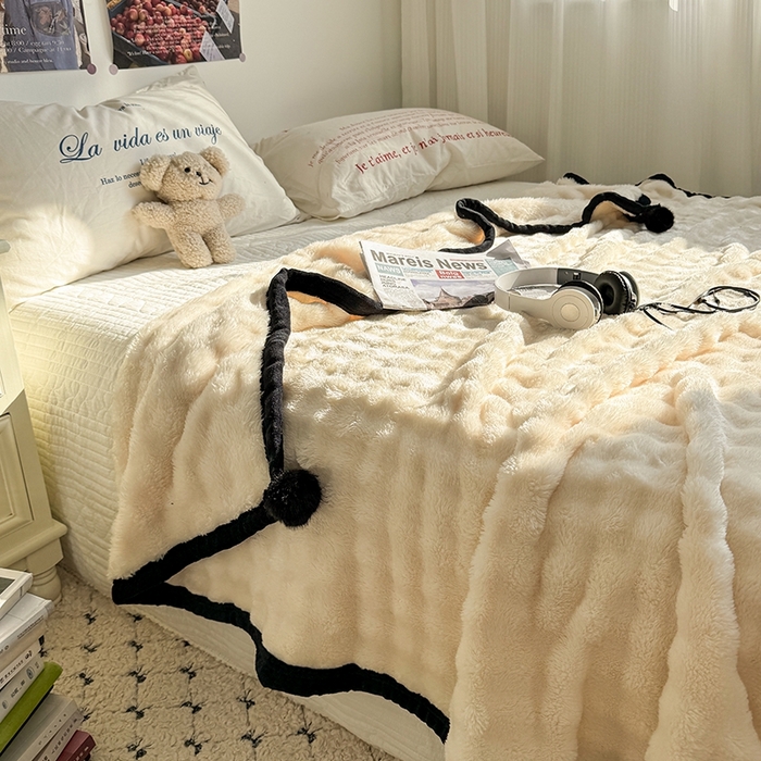 91家纺网 家纺一手货源 找家纺 小叮当家纺仓储工厂店 2025新款简约泡泡绒黑球包边毛毯毯子午睡毯 泡泡-米