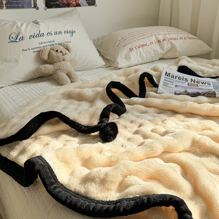 91家纺网 家纺一手货源 找家纺 小叮当家纺仓储工厂店 2025新款简约泡泡绒黑球包边毛毯毯子午睡毯 泡泡-米