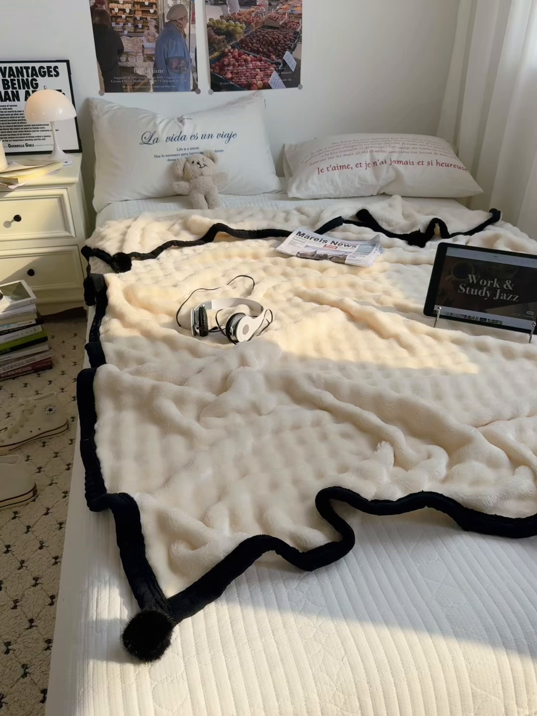 91家纺网 家纺一手货源 找家纺 小叮当家纺仓储工厂店 2025新款简约泡泡绒黑球包边毛毯毯子午睡毯 泡泡-米