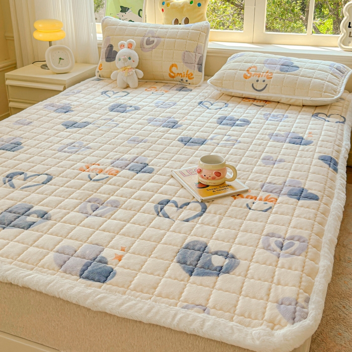 91家纺网 家纺一手货源 找家纺 澜妃 2025新款高克重牛奶绒可爱系床褥床护垫CHD CHD-蜡笔心