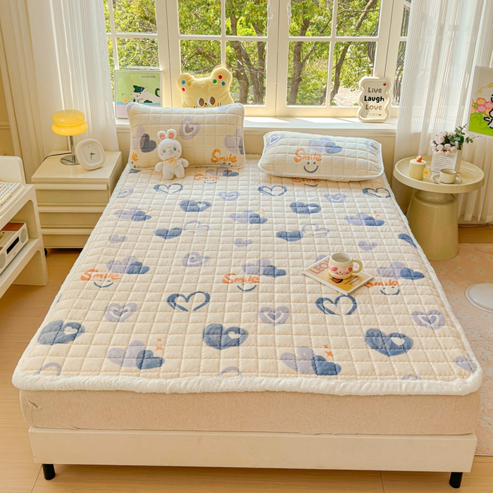 91家纺网 家纺一手货源 找家纺 澜妃 2025新款高克重牛奶绒可爱系床褥床护垫CHD CHD-蜡笔心