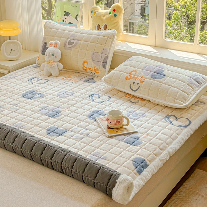 91家纺网 家纺一手货源 找家纺 澜妃 2025新款高克重牛奶绒可爱系床褥床护垫CHD CHD-蜡笔心