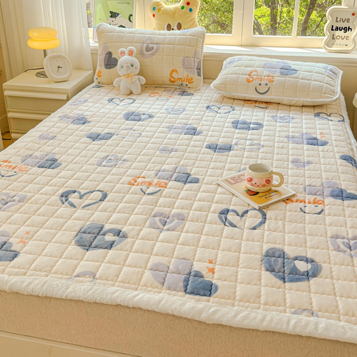 91家纺网 家纺一手货源 找家纺 澜妃 2025新款高克重牛奶绒可爱系床褥床护垫CHD CHD-蜡笔心
