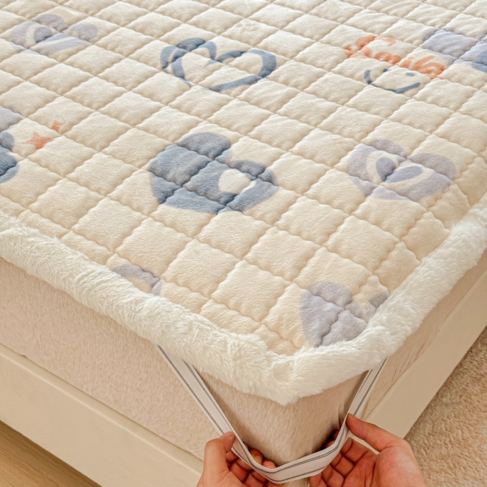 91家纺网 家纺一手货源 找家纺 澜妃 2025新款高克重牛奶绒可爱系床褥床护垫CHD CHD-蜡笔心