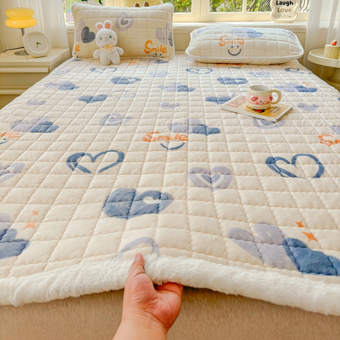 91家纺网 家纺一手货源 找家纺 澜妃 2025新款高克重牛奶绒可爱系床褥床护垫CHD CHD-蜡笔心
