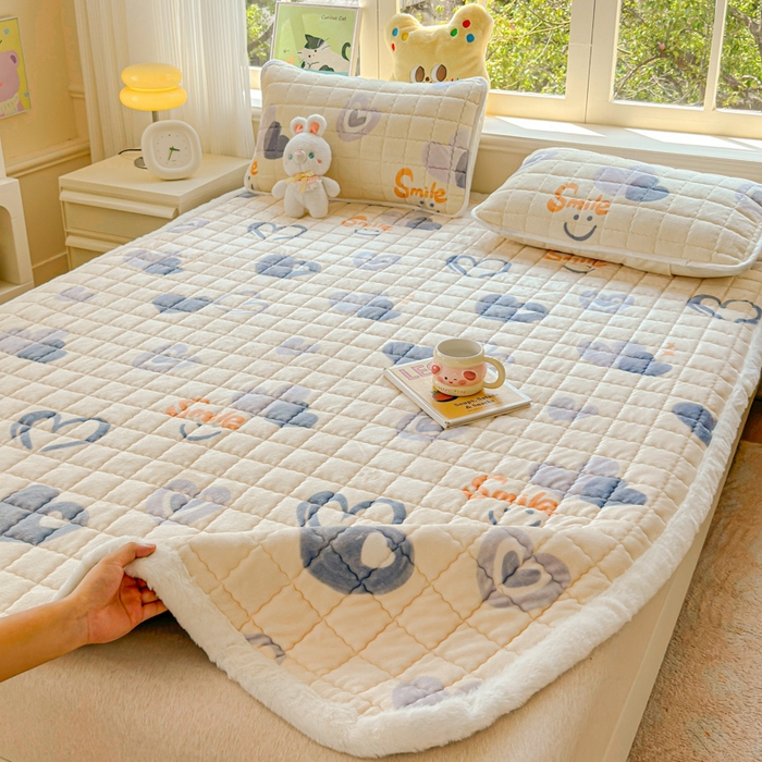 91家纺网 家纺一手货源 找家纺 澜妃 2025新款高克重牛奶绒可爱系床褥床护垫CHD CHD-蜡笔心