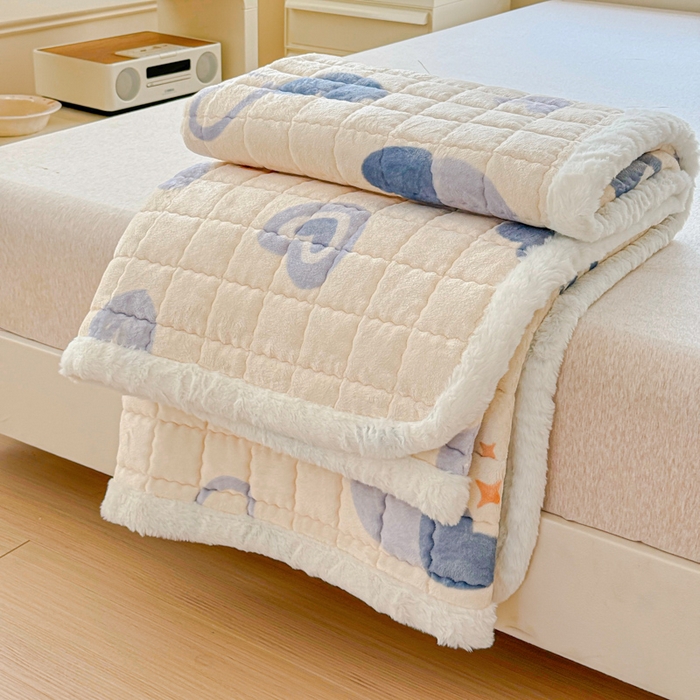 91家纺网 家纺一手货源 找家纺 澜妃 2025新款高克重牛奶绒可爱系床褥床护垫CHD CHD-蜡笔心