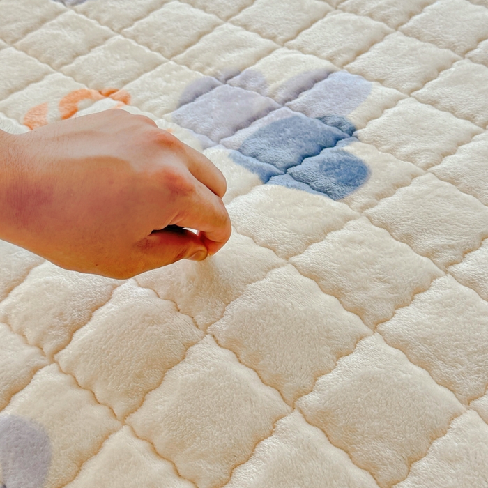 91家纺网 家纺一手货源 找家纺 澜妃 2025新款高克重牛奶绒可爱系床褥床护垫CHD CHD-蜡笔心