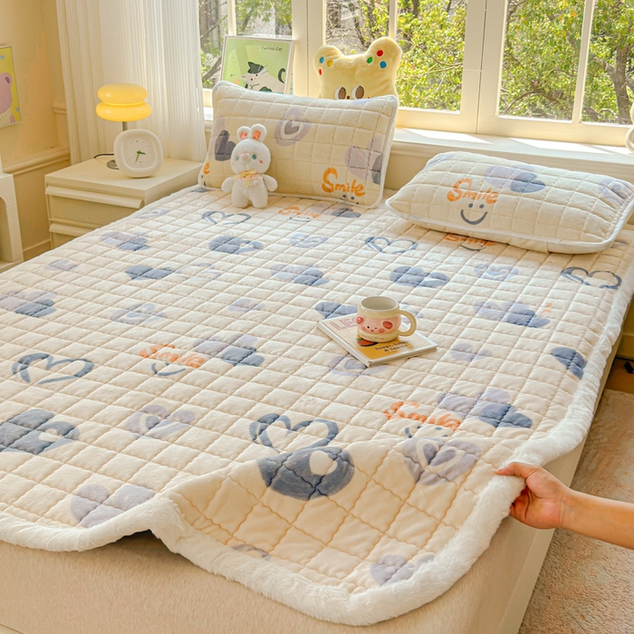 91家纺网 家纺一手货源 找家纺 澜妃 2025新款高克重牛奶绒可爱系床褥床护垫CHD CHD-蜡笔心