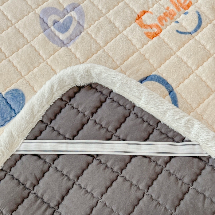 91家纺网 家纺一手货源 找家纺 澜妃 2025新款高克重牛奶绒可爱系床褥床护垫CHD CHD-蜡笔心