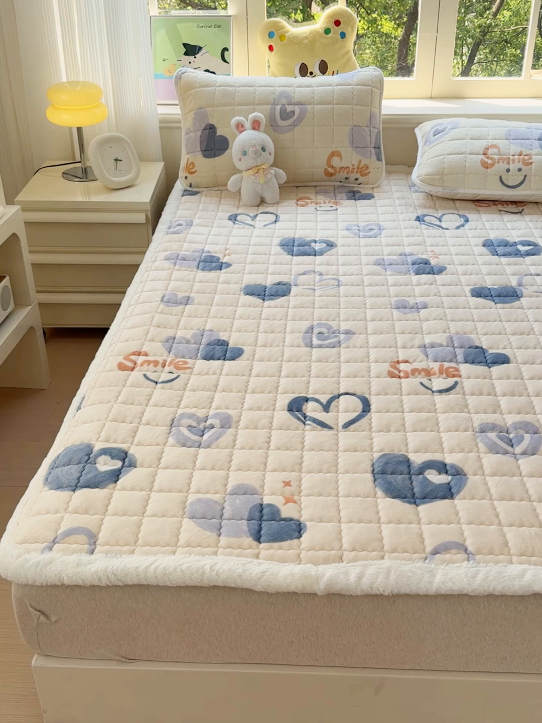 91家纺网 家纺一手货源 找家纺 澜妃 2025新款高克重牛奶绒可爱系床褥床护垫CHD CHD-蜡笔心