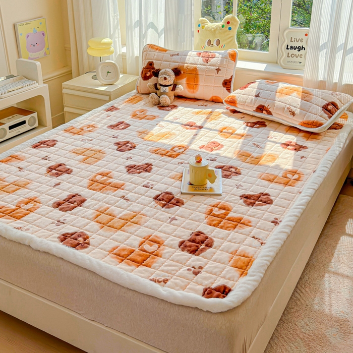 91家纺网 家纺一手货源 找家纺 澜妃 2025新款高克重牛奶绒可爱系床褥床护垫CHD CHD-巧克力熊