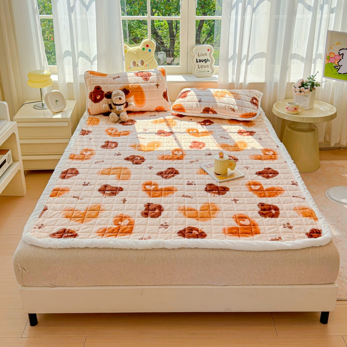 91家纺网 家纺一手货源 找家纺 澜妃 2025新款高克重牛奶绒可爱系床褥床护垫CHD CHD-巧克力熊