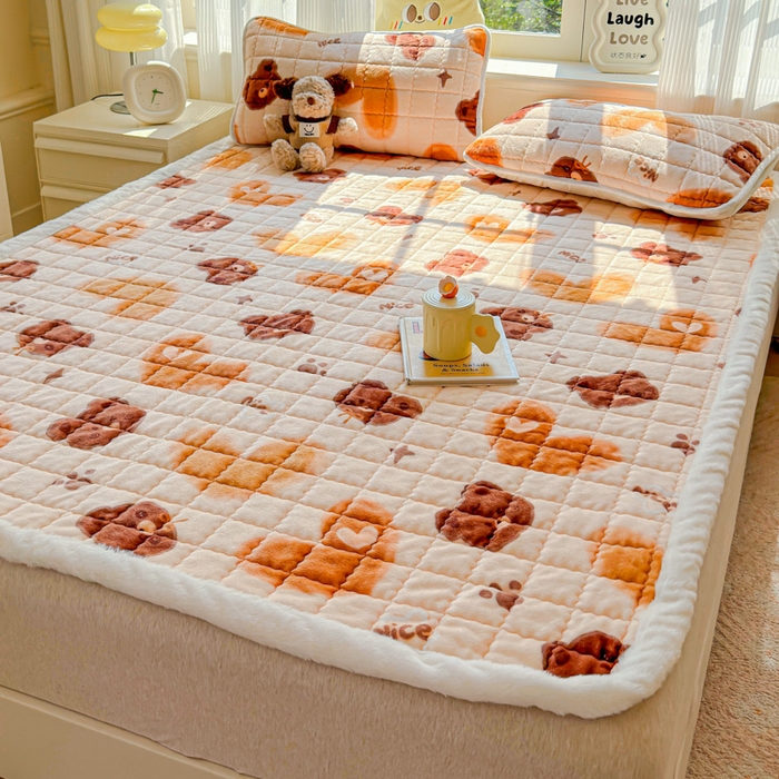 91家纺网 家纺一手货源 找家纺 澜妃 2025新款高克重牛奶绒可爱系床褥床护垫CHD CHD-巧克力熊