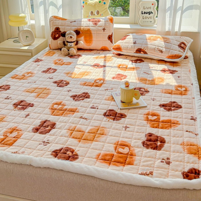 91家纺网 家纺一手货源 找家纺 澜妃 2025新款高克重牛奶绒可爱系床褥床护垫CHD CHD-巧克力熊