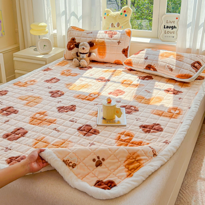 91家纺网 家纺一手货源 找家纺 澜妃 2025新款高克重牛奶绒可爱系床褥床护垫CHD CHD-巧克力熊