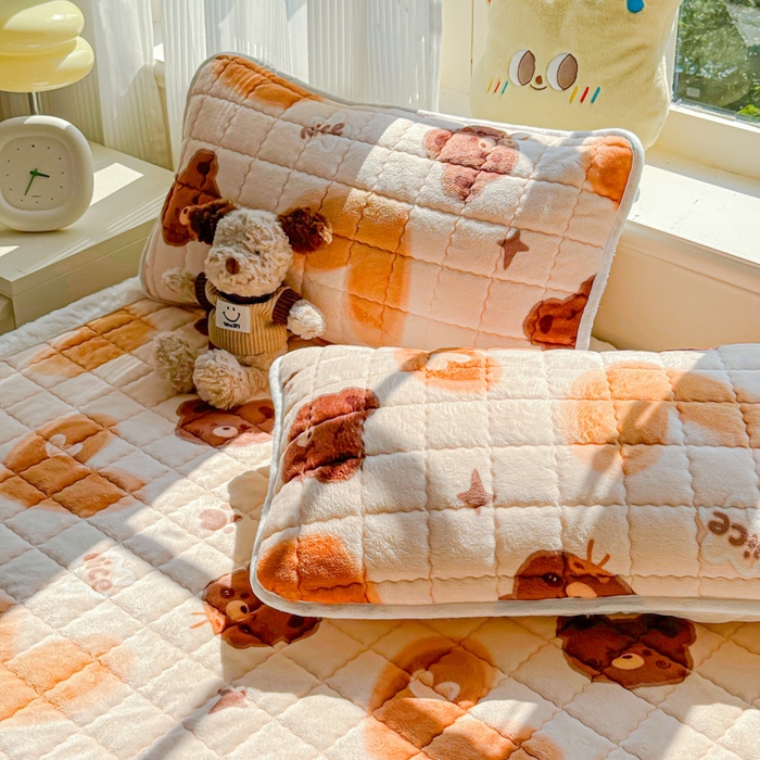 91家纺网 家纺一手货源 找家纺 澜妃 2025新款高克重牛奶绒可爱系床褥床护垫CHD CHD-巧克力熊