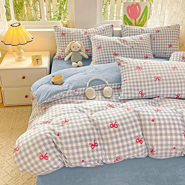 91家纺网 家纺一手货源 找家纺 暖芯优选 2025新款小清新加厚高克重牛奶绒四件套直播热款电商热款 温柔-蓝