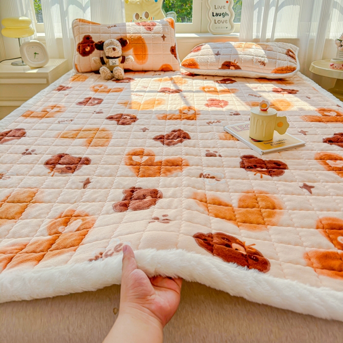 91家纺网 家纺一手货源 找家纺 澜妃 2025新款高克重牛奶绒可爱系床褥床护垫CHD CHD-巧克力熊