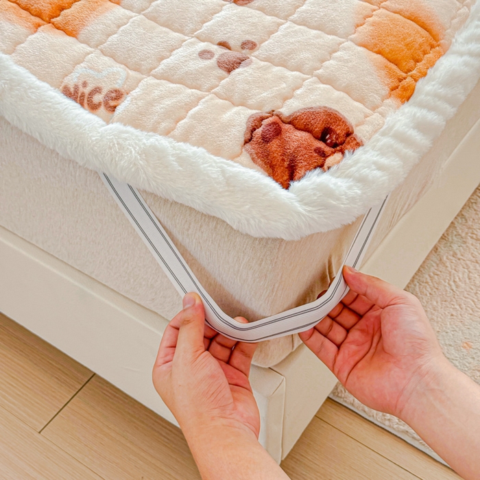 91家纺网 家纺一手货源 找家纺 澜妃 2025新款高克重牛奶绒可爱系床褥床护垫CHD CHD-巧克力熊