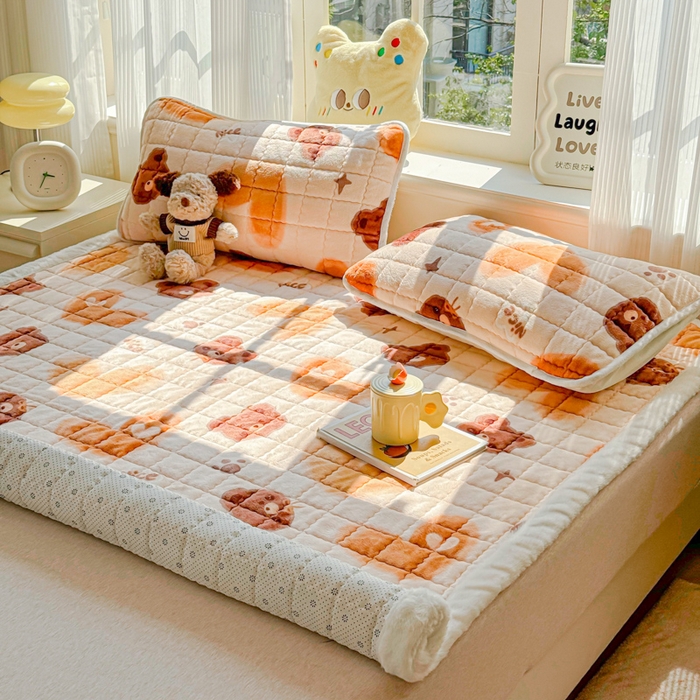 91家纺网 家纺一手货源 找家纺 澜妃 2025新款高克重牛奶绒可爱系床褥床护垫CHD CHD-巧克力熊