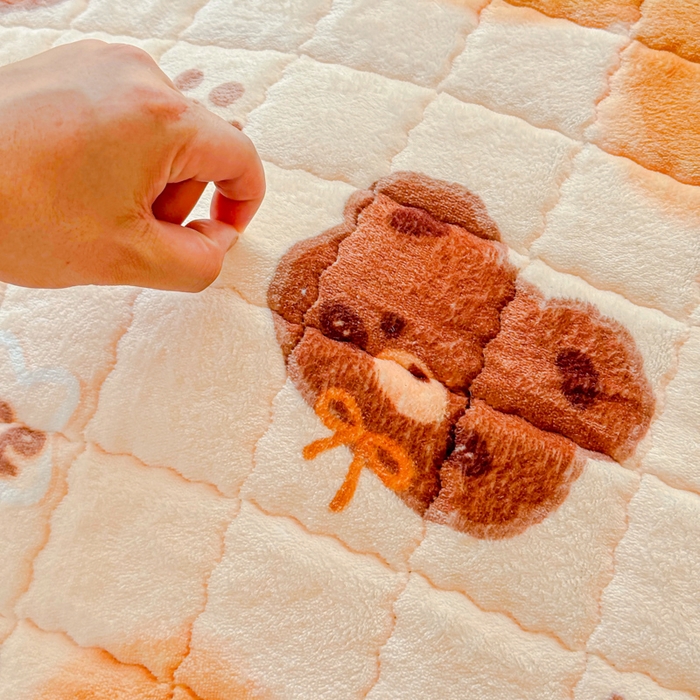 91家纺网 家纺一手货源 找家纺 澜妃 2025新款高克重牛奶绒可爱系床褥床护垫CHD CHD-巧克力熊