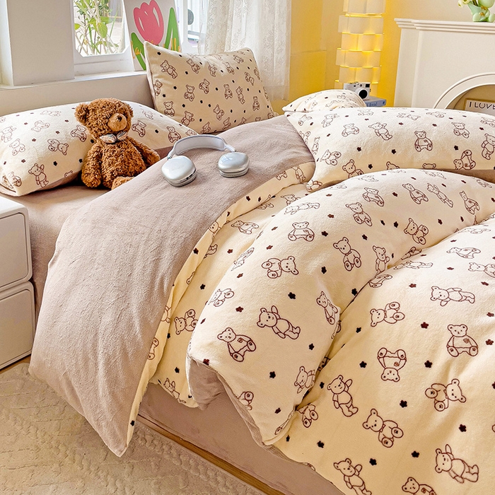 91家纺网 家纺一手货源 找家纺 暖芯优选 2025新款小清新加厚高克重牛奶绒四件套直播热款电商热款 小熊世界