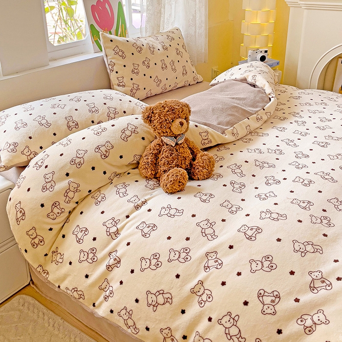 91家纺网 家纺一手货源 找家纺 暖芯优选 2025新款小清新加厚高克重牛奶绒四件套直播热款电商热款 小熊世界