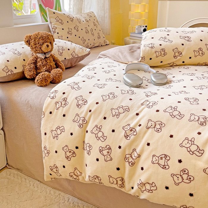 91家纺网 家纺一手货源 找家纺 暖芯优选 2025新款小清新加厚高克重牛奶绒四件套直播热款电商热款 小熊世界